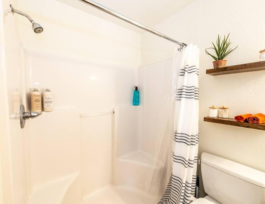 Newly Remodeled Family Friendly Home Page Exterior foto