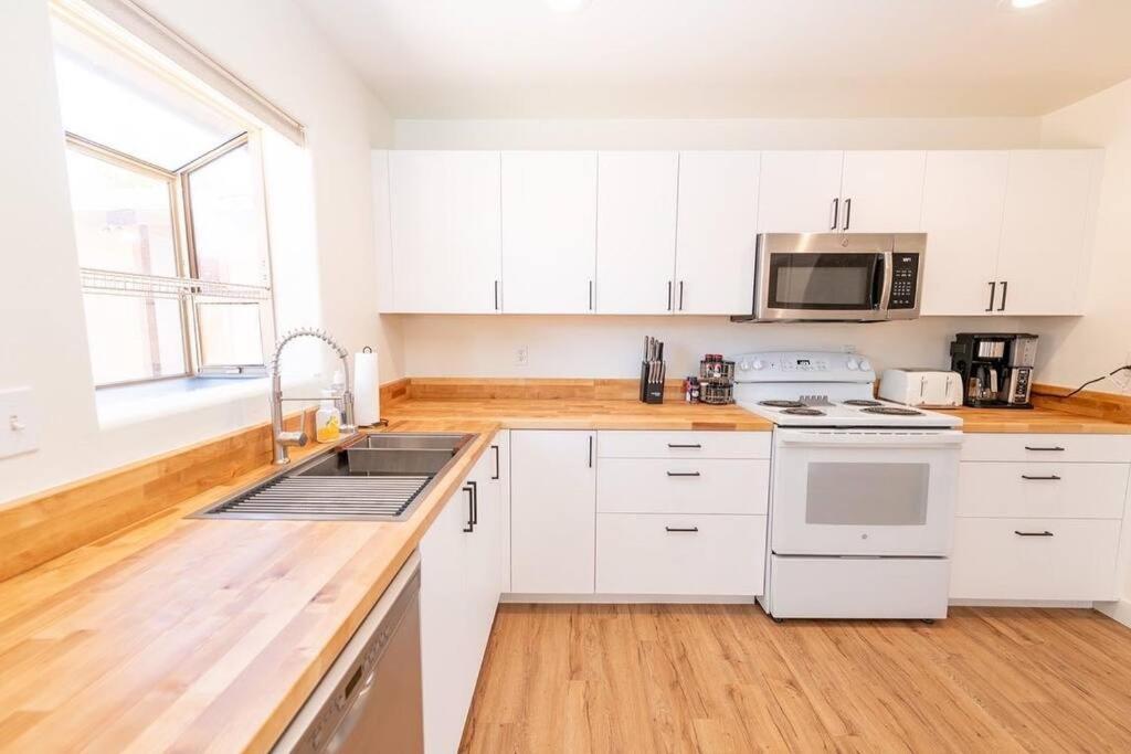 Newly Remodeled Family Friendly Home Page Exterior foto